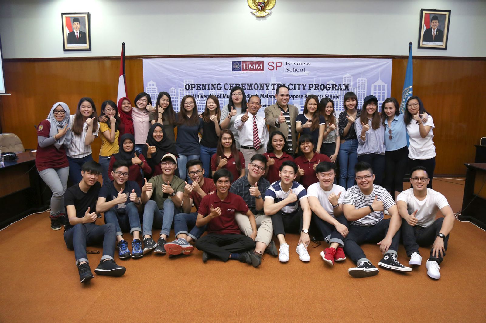 Foto bareng siswa Singapore Polytechnic (SP) Business School dengan mahasiswa pendamping dari UMM serta